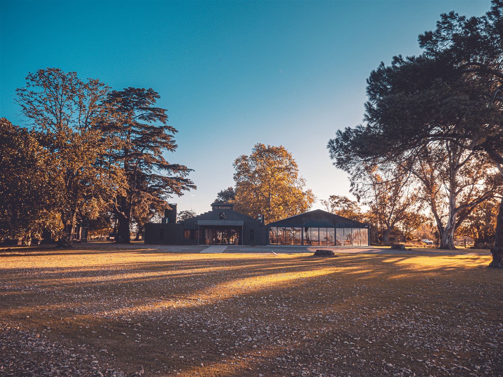 Salón de Estancia El Recuerdo montado al atardecer