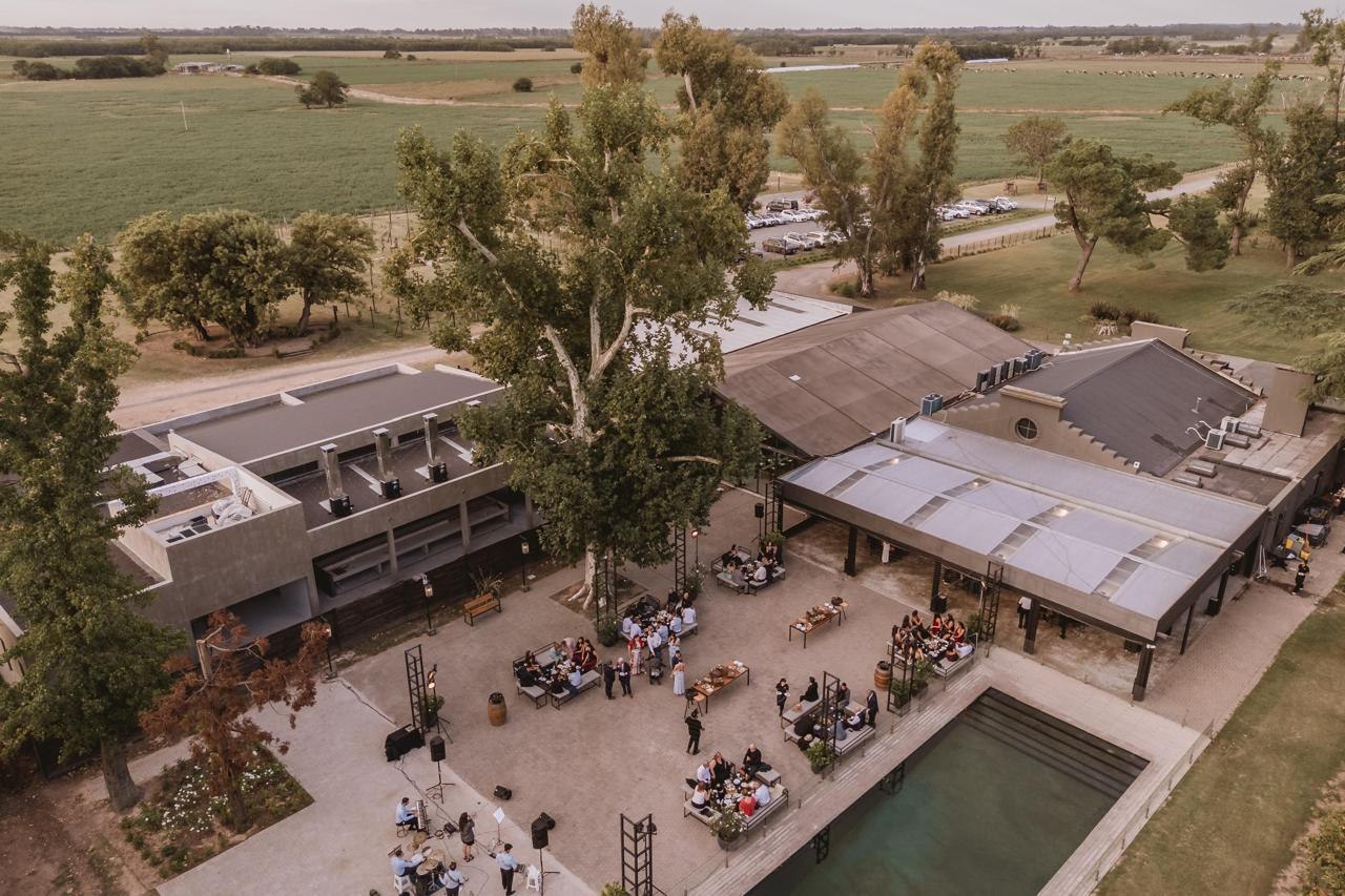 Vista aérea del salón y el parque, dentro de una estancia de 700 hectáreas