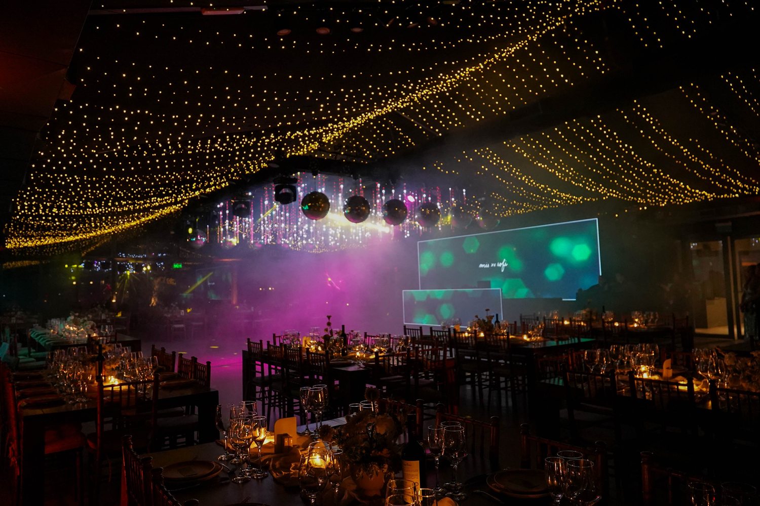 Salón montado para la fiesta, con el cielo de guirnaldas y la pista