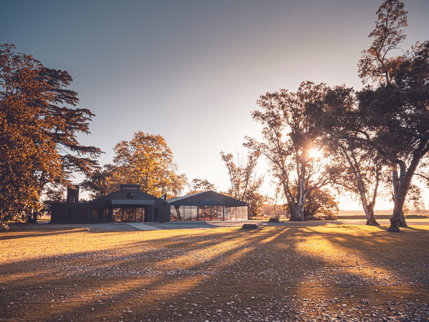 Parque y arboleda de la estancia al atardecer
